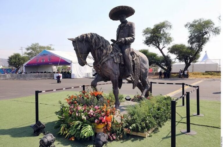 Presentan estatua de Vicente Fernández en Los Ángeles - Whatsappcancun
