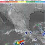 La onda tropical 26 de desplazará lentamente sobre el Sureste mexicano