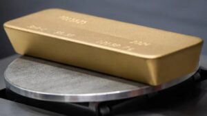 Precio del oro sube por debilidad del dólar y temores fiscales en Estados Unidos