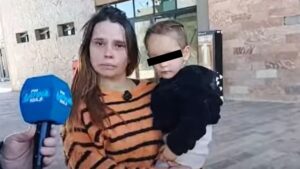 Mujer recibe 510 millones por error bancario, los gasta y ahora enfrenta cargos