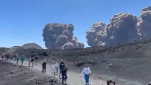 Monte Etna hace erupción frente a turistas