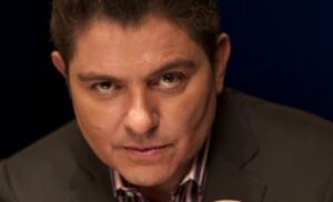 Ernesto Laguardia sufre percance automovilístico y pide ayuda sin éxito: “muy decepcionado del tal 911 de la CDMX”