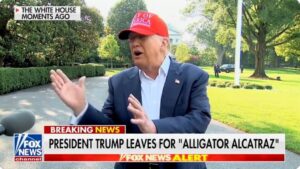 “Aprenderán a huir de un caimán, corran en zig zag”: Trump sobre migrantes en nueva cárcel de Florida