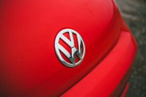 Profeco llama a revisión a miles de autos de Volkswagen