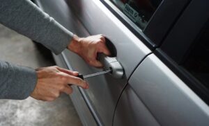 Roban ocho autos de una agencia en Acapulco; recuperan cinco tras balacera y persecución