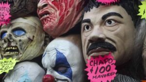 Prohíben disfraces alusivos al crimen organizado durante Halloween; habrá multas para quien los use