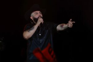 Carín León se solidariza con víctimas de incendio en Hermosillo