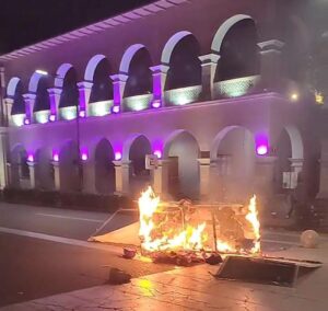 Gobierno de Apatzingán acusa a grupos de choque por protestas