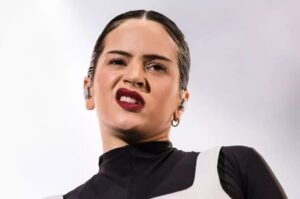 Tiktoker critica a Rosalía por apropiarse de la cultura latina