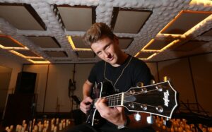 Alexander Acha responde a quienes lo tachan de ‘nepobaby’ por ser hijo de Emmanuel: “Me ha costado más trabajo”