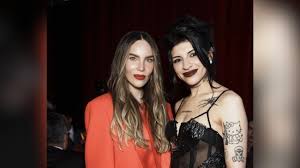 Cazzu y Belinda se conocen en evento de importante revista y se toman foto juntas