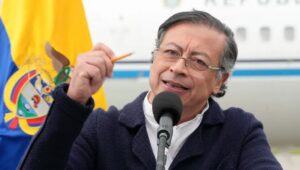 Gustavo Petro amenaza con romper misión diplomática con Perú si el país agrede embajada mexicana