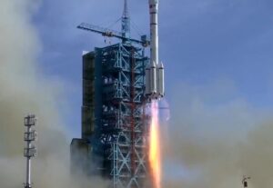 Nave espacial Shenzhou 22 despega para rescatar a astronautas varados en estación espacial