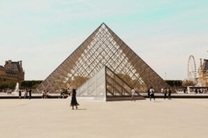 Cuatro nuevos detenidos por el robo en el Museo del Louvre