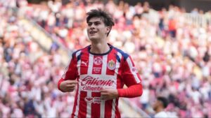 ¡Hay ‘Hormiga’ para rato! Chivas renueva y blinda a Armando González hasta el 2029