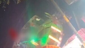 Jóvenes salen disparados de un juego mecánico en feria de Puebla