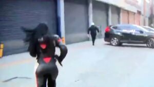 Reportera capta en vivo a policía del Edomex que presuntamente extorsionaba a un automovilista en Naucalpan