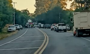 Bloquean padres de familia de kínder la Uruapan-Los Reyes