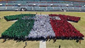 México se anota un récord Guinness con la playera humana de futbol más grande del mundo