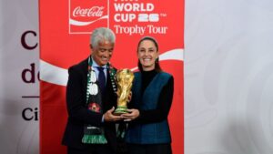 Bebeto devela junto a Sheinbaum la Copa del Mundo que ya está en CDMX