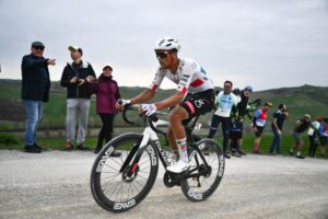 Isaac del Toro termina dentro del Top 10 en Etapa 1 del Tirreno-Adriático 2026