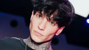 Influencer ‘Cry’ se molesta por pregunta sobre Yeri Mua e insulta a reportera