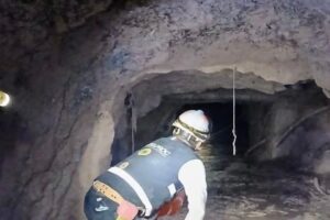 Rescatan a uno de cuatro trabajadores atrapados en mina en Sinaloa; lo trasladan al hospital