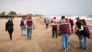Moviliza derrame en Veracruz: limpian playas y donan cabello