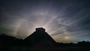 Aparece halo lunar en Chichén Itzá y aviva creencias de lluvia