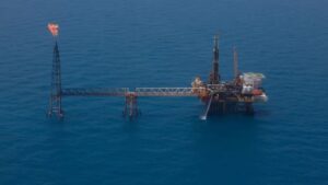 Petróleo acumula ganancias superiores al 45% desde inicio de las tensiones en Medio Oriente