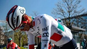 Isaac Del Toro se retira de la tercera etapa en la Vuelta al País Vasco, tras sufrir una caída