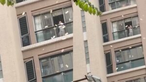 Mujer en crisis lanza más de 2.7 millones de pesos desde su casa