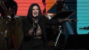 Laura Pausini detiene concierto para reclamar a fans: “Pagan mucho, pero no saben las canciones”