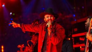 Carín León rompe el silencio tras falla en Supernova y culpa a la producción del evento