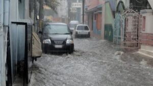 Fallecen 12 personas en China tras graves inundaciones por lluvias torrenciales; peces podían nadar en las calles