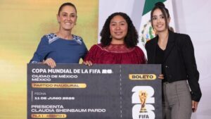 Claudia Sheinbaum entrega boletos del Mundial a 4 talentosas jóvenes mexicanas