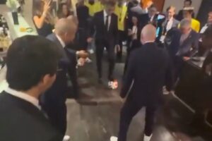 Leyendas de Brasil ‘exhiben’ a Gianni Infantino en un ‘torito’