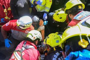 Rescatan a superviviente en Venezuela tras ocho días bajo los escombros