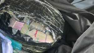 Detienen a dos jóvenes con 1.6 millones de pesos en efectivo en Guanajuato