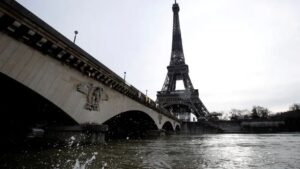 Torre Eiffel y principales museos de París adelantan su cierre por altas temperaturas