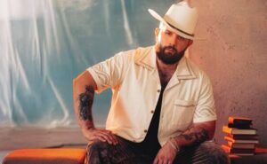 Carín León lidera nominaciones a Premios Juventud 2026
