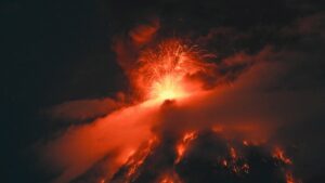Volcán de Fuego entra en fase explosiva; Guatemala activa alerta anaranjada
