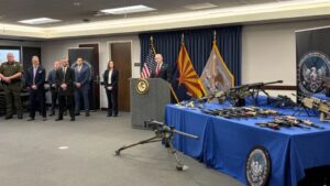 Desmantelan red que traficaba armamento de Arizona a México