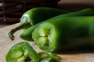 Alerta en EE.UU. por brote de salmonela ligado a jalapeños mexicanos; reportan 345 casos