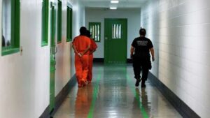 Estafan con mil 800 dólares a familiares de migrantes detenidos en Estados Unidos; prometen liberarlos