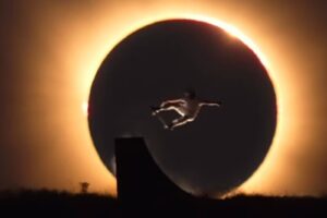El skater Danny León logra la imagen más espectacular del eclipse solar total
