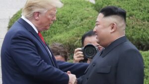 Trump cae a 33% de aprobación en EU, su nivel más bajo de 2026