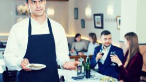 Profeco sancionará con multas millonarias a restaurantes que cobren o exijan propina obligatoria