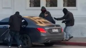 ¡Roban un banco en un minuto y huyen tras chocar!