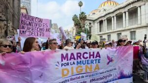 Activistas marchan en la CDMX para impulsar la propuesta de la “Ley Trasciende”